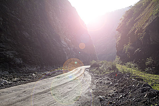 一段崎岖蜿蜒的岩石山路