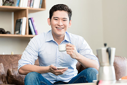日本人,男人,喝咖啡,客廳