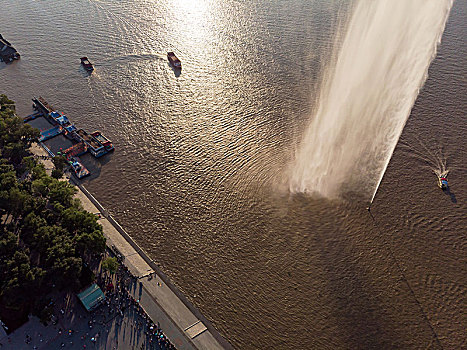 航拍哈尔滨斯大林公园附近松花江上的高空喷泉,水柱达160米