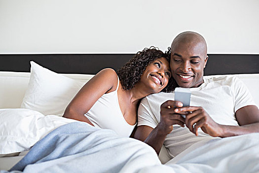幸福伴侣,搂抱,床上,智能手机