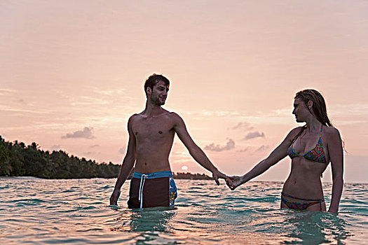 伴侣,握手,水中,海滩
