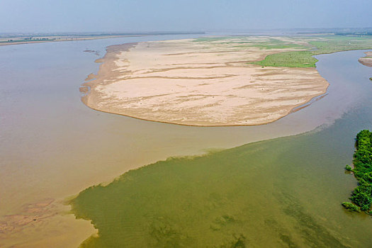 航拍河南巩义河洛汇流景区,黄河与洛河交汇处