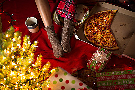 年轻,女人,腿,圣诞礼物,比萨饼盒
