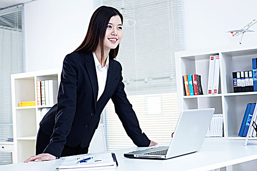 白色辦公室內工作的商務女士