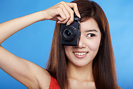 亚洲女青年玩相机