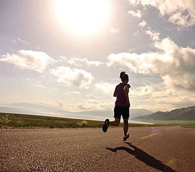 在家中沙发的老人男青年,手捋头发,脸,湿,水美女,户外,听歌,跳舞女人