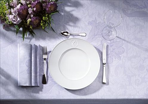 餐具摆放,盘子,餐具,葡萄酒杯,紫色,桌布