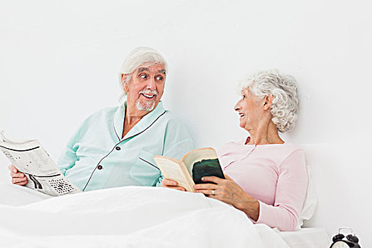 高兴,老年,夫妻,交谈,读,床上