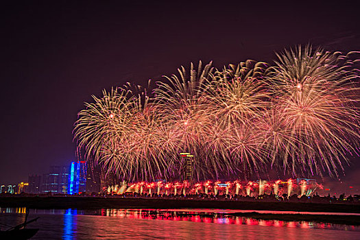 烟花,建筑群,河流,夜景,水,灯,节日