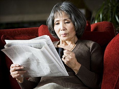 老年,女人,读,报纸,沙发