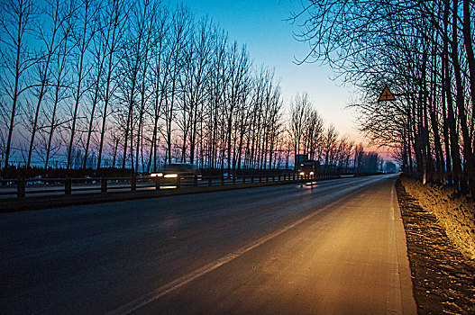 天微微亮时的道路