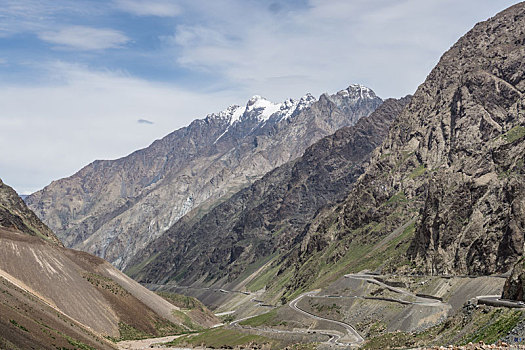 中国新疆夏季蓝天白云下g217独库公路沿途高山戈壁风景