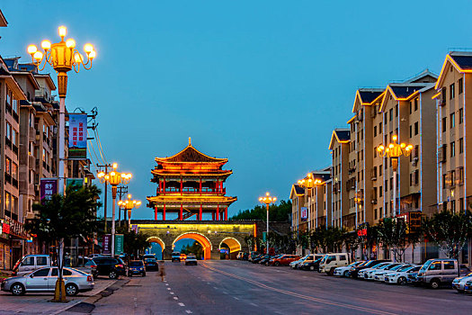 中国辽宁本溪桓仁县朝阳门夜景