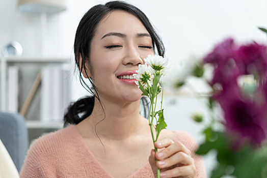 年轻女子在家插花