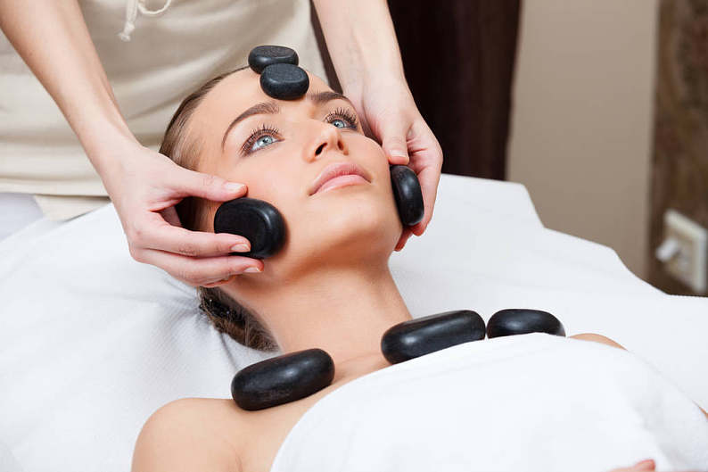 美容水疗_卧_桌子_一个_美女_水疗_热石_疗法_图片大全—全景创意图库