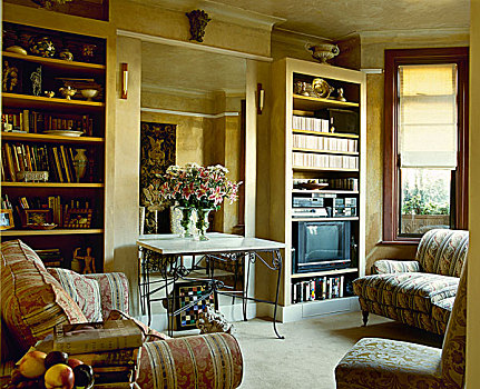 传统,起居室,架子,书本,沙发,椅子,电视,边桌
