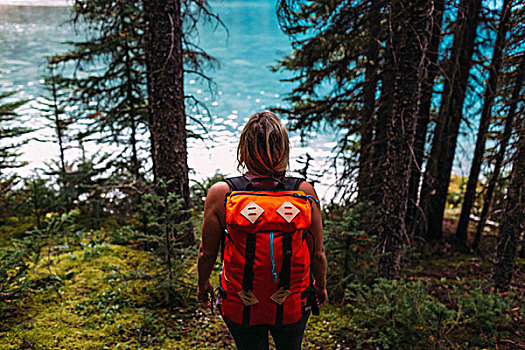 俯拍,后视图,中年,女人,橙色,背包,站立,树林,看,水,冰碛湖,班芙国家公园,艾伯塔省,加拿大