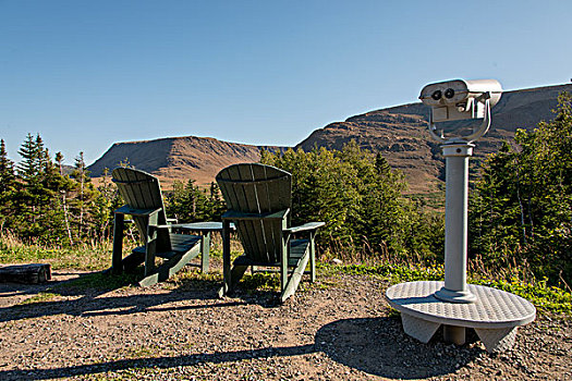 宽木躺椅,双筒望远镜,格罗莫讷国家公园,纽芬兰,拉布拉多犬,加拿大