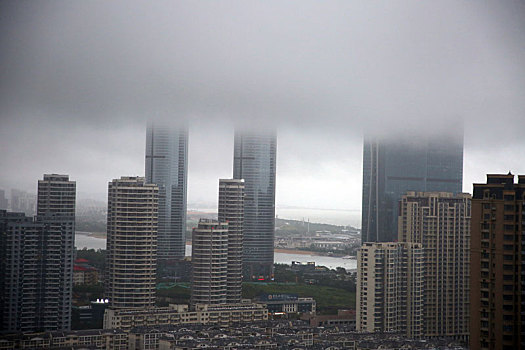 山东省日照市,台风,烟花,带来瓢泼大雨,百米高楼被乌云笼罩