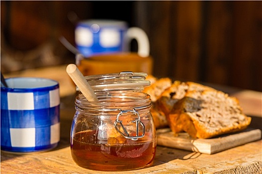 茶,蜂蜜,水果面包,木桌子