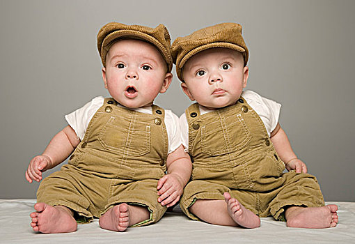 两个,婴儿,相配,帽子,背带裤