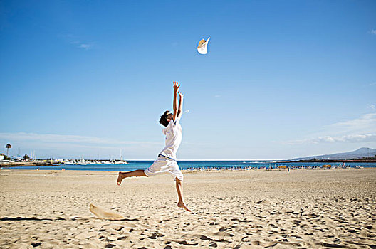 男孩,跳跃,投掷,帽子,半空,海滩