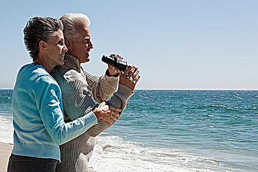 夫妻,海滩,双筒望远镜