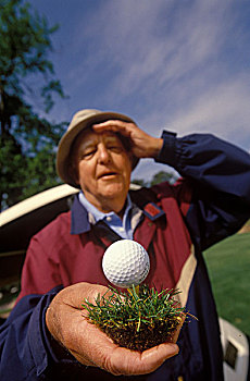 老人,高尔夫,前菜,拿着,块,草皮,球座,球,看,沮丧