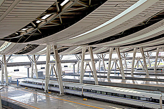 北京南站整齐的车站月台和动车