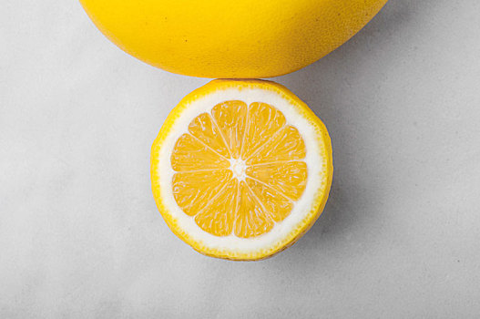 切开的柠檬和柚子