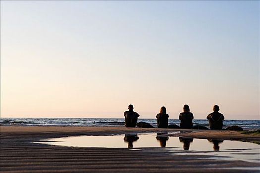 四个人,坐,海滩,冲浪板