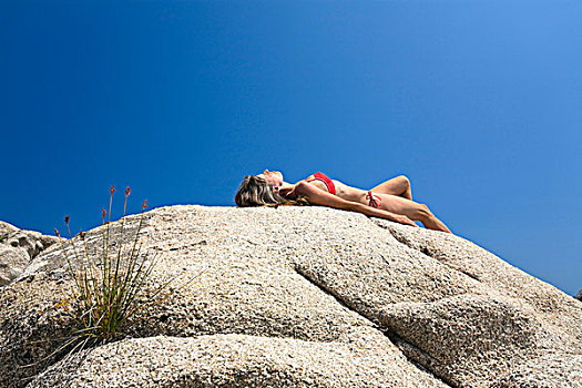 女人,日光浴,岩石上,巴隆巴热亚,海滩,东南,海岸,巴拉涅,区域,科西嘉岛,法国,欧洲