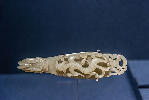 上海博物馆的元代玉饰龙首螭纹带钩