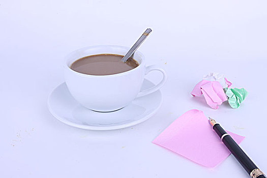 一杯咖啡和和纸张钢笔