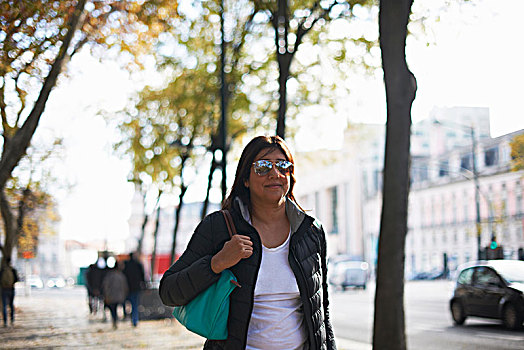 女人,戴着,墨镜,走,街道,里斯本,葡萄牙,欧洲
