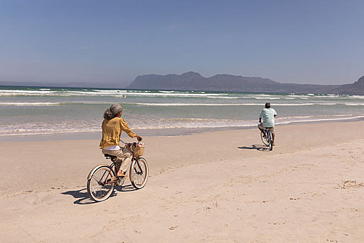 老年,夫妻,骑自行车,海滩,山,背景
