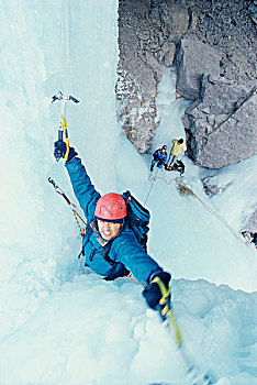 俯拍,男青年,攀登,冰,遮盖,悬崖,班芙国家公园,艾伯塔省,加拿大