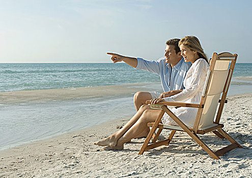 坐,夫妇,折叠躺椅,海滩