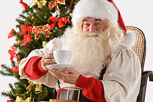 圣诞老人,坐,摇椅,靠近,圣诞树,在家,喝,热,茶,咖啡