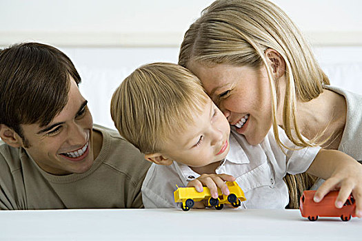 小男孩,坐,父母,玩,玩具卡车,母亲,依偎,脸颊