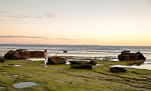 女人,看,日落,岩石,海滩,斗篷,特拉法尔加,西班牙
