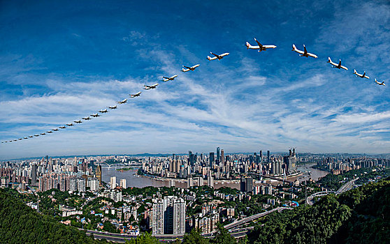 中国国际航空的飞机正飞越重庆市上空