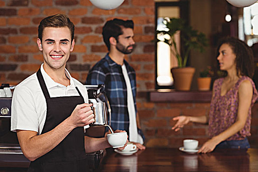 微笑,咖啡师,倒牛奶,杯子,正面,顾客,头像,咖啡馆