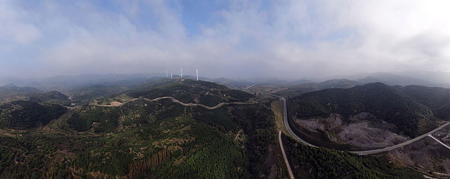 山东省日照市,秋日里的风力发电车成最美风景,绿色能源助力美丽乡村建设