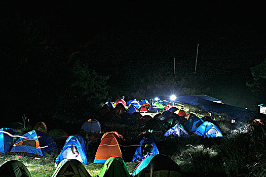 夜晚的帐篷