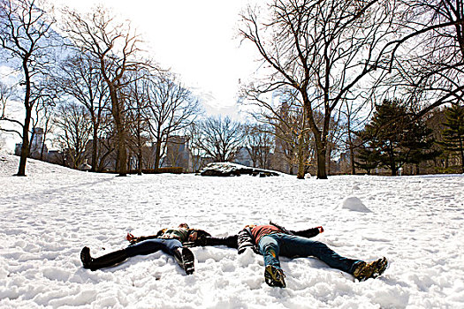 年轻,情侣,躺下,雪,中央公园,纽约,美国