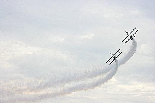 首届重庆大足航展上,英国御风飞行队的双翼飞机在进行空中芭蕾特技飞行表演
