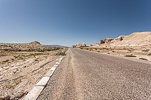 中国西部荒野道路