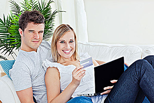 年轻,情侣,笔记本电脑,信用卡,上网,卧,客厅