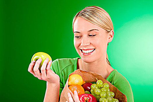 健康生活,女人,水果,购物,纸袋,绿色背景